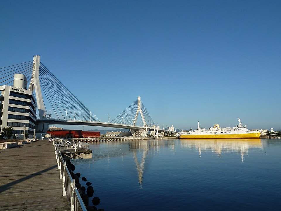 Aomori Bay Bridge pedestrian routes, views and seasons
