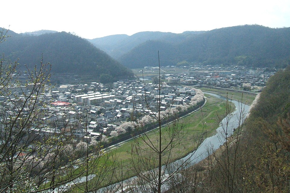 Ibara Tsutsumi Embankment Visitor Guide for Okayama